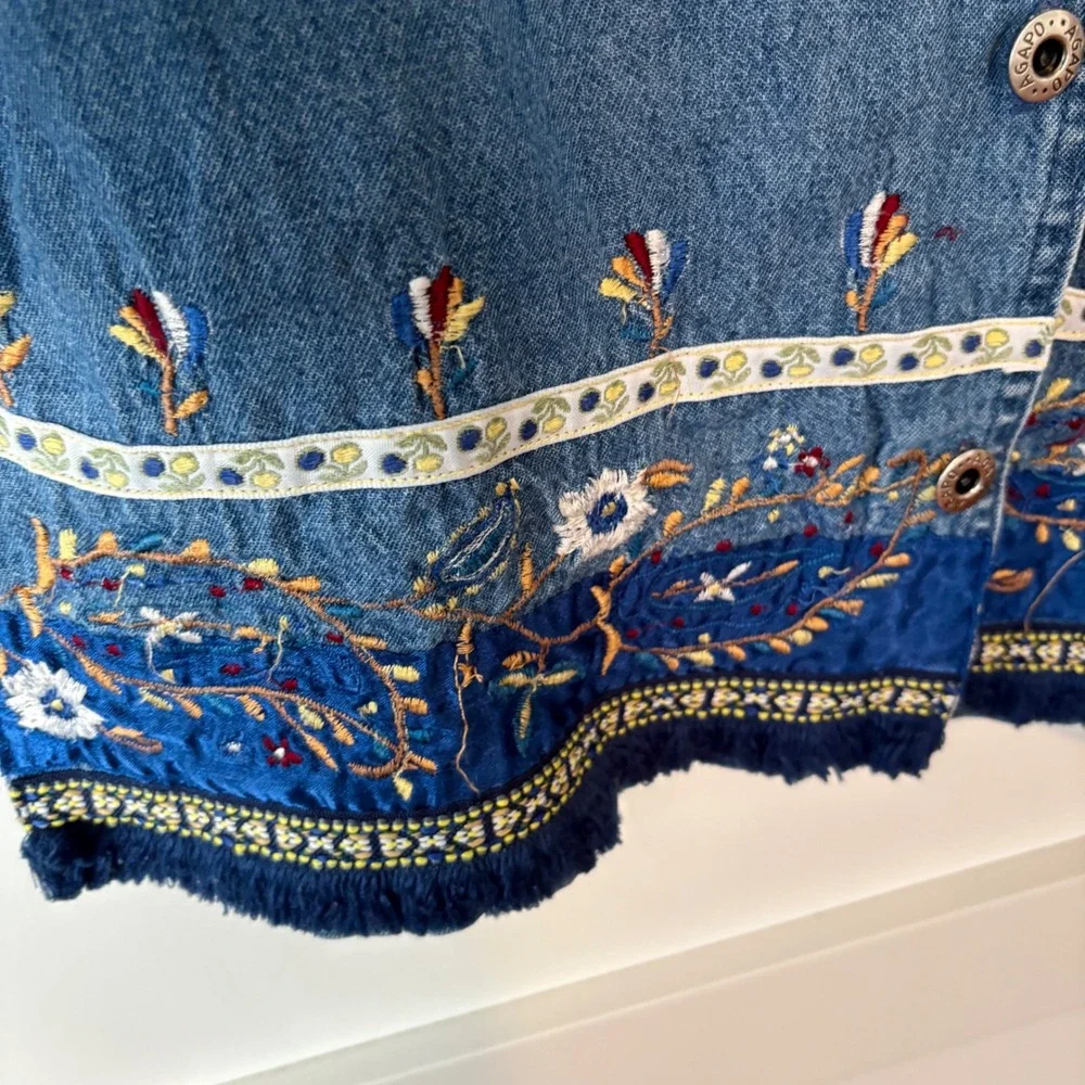 Agapo Women's Vintage 90's Embroidered Denim Jacket in Size M‎